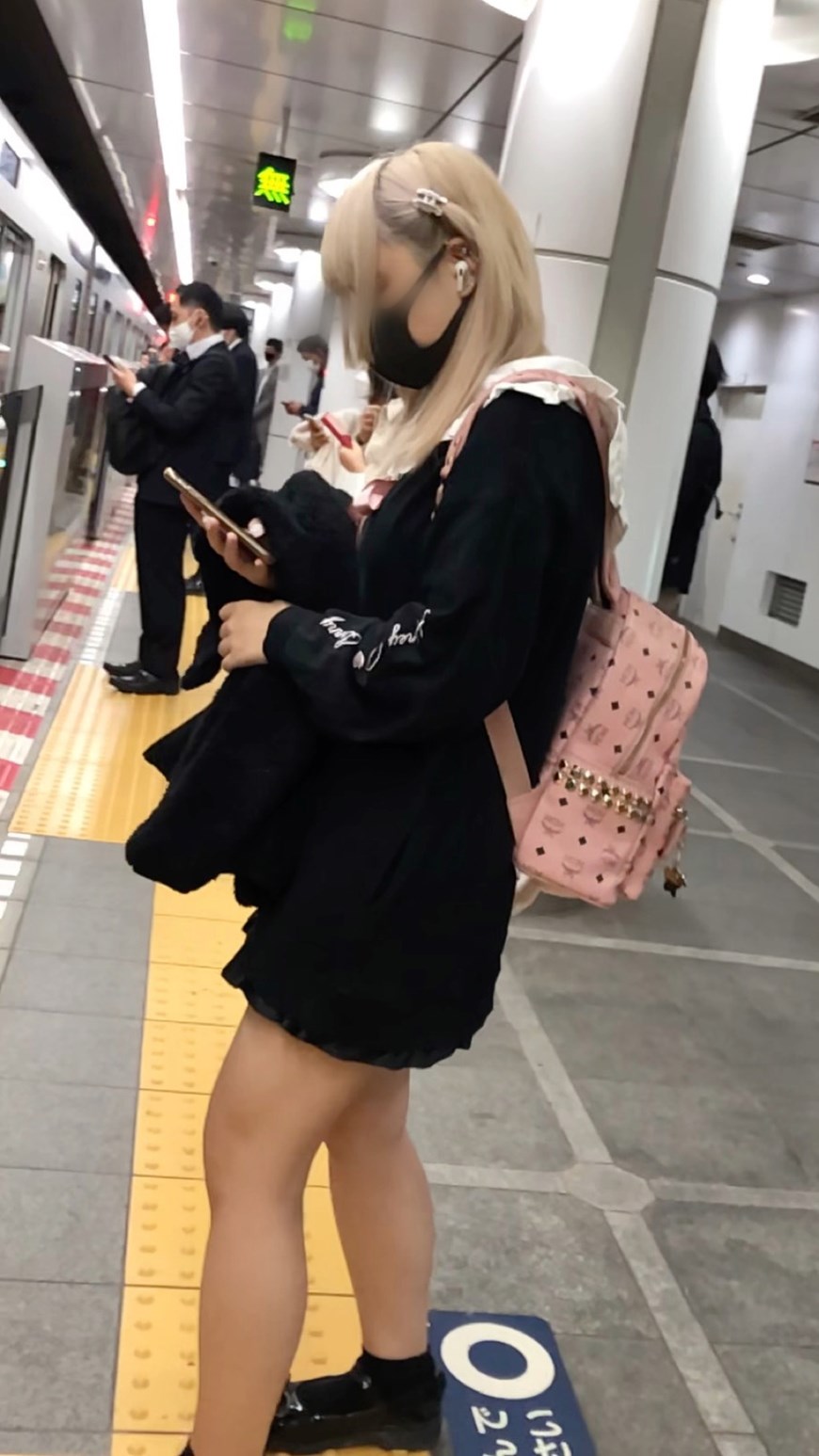 【横からの眺め219】金髪のゴス〇リ系JKを真横から観察!