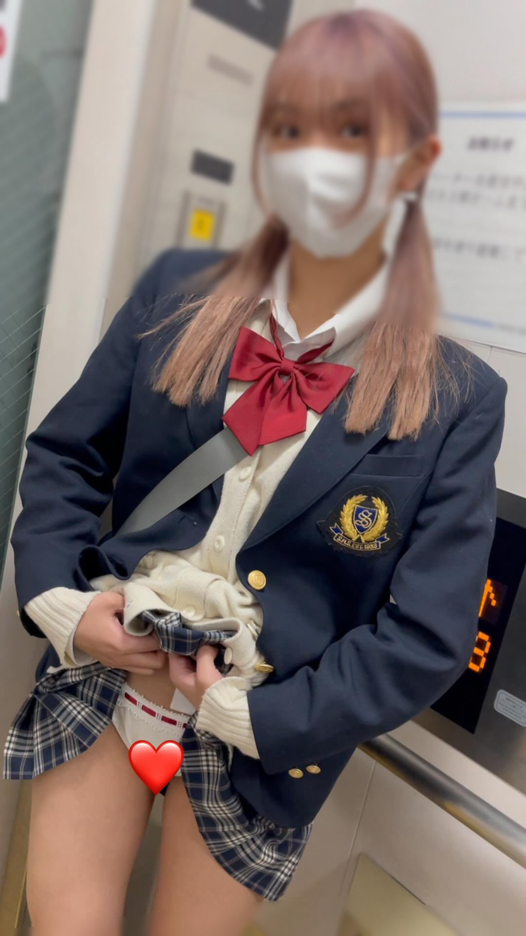 JK盗撮日記122 髪色を変えて再登場!!茶髪のスタイル抜群激カワ美脚JKを電車内とトイレ内で盗撮【※完全主観22分超撮影】