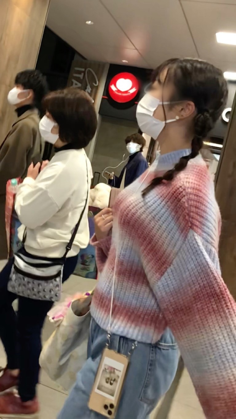 【横からの眺め218】私服JKのド迫力爆乳に大興奮!