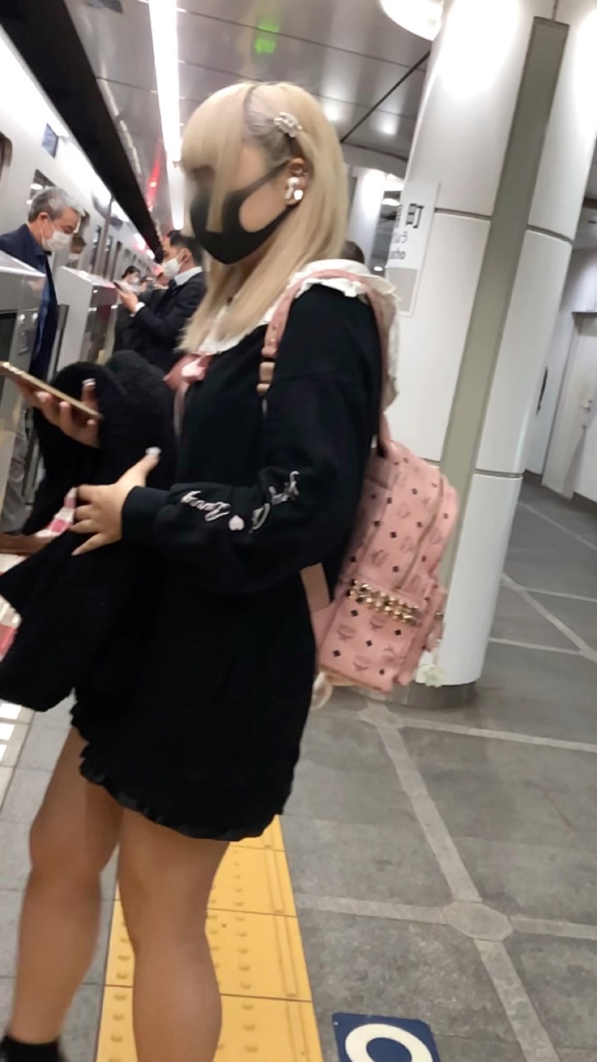 【横からの眺め219】金髪のゴス〇リ系JKを真横から観察!